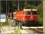 Noch im alten Lack fhrt die 1044 040 mit einem Regionalzug von Schladming nach Selzthal.