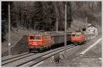 Altlacktreffen auf der Semmering Sdrampe. In diesem Fall handelt es sich um eine Fotomontage. 1142 566 leistete am 24.4.2008 bei einem Gterzug Nachschub ber dem Semmering, ich habe ihr aber kurzerhand ein Zugspitzensignal verpasst. So hat es den Anschein, als handelt es sich hier um eine Parallelfahrt. Rechts zu sehen ist 1044 094 mit dem SGAG 90143 von Gpfritz nach Klagenfurt. Die Aufnahme entstand kurz nach Steinhaus am Semmering.