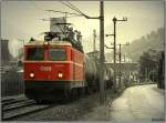 E-Lok 1044 094 fhrt mit einem Kesselwagenzug von Donawitz nach Trofaiach.Im Hintergrund sind die Hochfen des Stahlwerkes zu sehen.