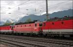 Die Bludenzer 1044 120 (9181 1044 120-4) rollt in einem Lokzug von Innsbruck komment duch den Haltepunkt Kundl Richtung Wrgl.
