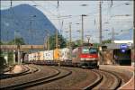 1044 103 (9181 1044 103) schwenkt mit einer vollen RoLa von Brennersee nach Wrgl in Kundl vom Hauptgleis auf das Bahnsteiggleis zwei herber. (05.07.2008)
