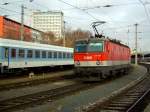 Die 1044 065 am 13.12.2008 bei einer Rangierfahrt in Salzburg Hbf.