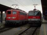 Die 110 175 und die 1044 062 am 13.12.2008 in Salzburg Hbf. 