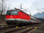 BR 1044 107 mit kurzem Personenzug am Haken auf dem Weg nach Innsbruck am 18.11.2008 bei Terfens-Weer.