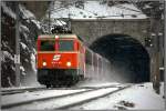 1044 040 fhrt mit Semesterzug ARZ 15531 von Wien Sd nach Lienz.
Hier fhrt der Zug gerade aus dem Galgenbergtunnel in St.Michael/Obersteiermark.
31.01.2009