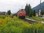 Eine Zug aus sterreich durchfahrt das Frstentum Liechtenstein. Hier ist BB-lok 1044 119 mit einem Gterzug unterwegs zwischen Feldmark (sterreich) und Buchs (Schweiz) bei Bahnhof Schaan-Vaduz (Liechtenstein) am 20-8-2008.