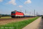 Kurz vor 11Uhr  bahnte  sich das nchste Highlight des Tages an,1044 036-2 mit EZ(Erlebniszug) 5918 Wien Sdbahnhof - Passau Hbf.,bestehend aus wie fabrikneuen Schlierenwagen in blau/cremer-Farbgebung,Pasching (sterreichurlaub 18.08.09)