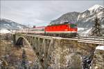 1044 086 fhrt mit EC 690  Schloss Porcia Spittal an der Drau  von Klagenfurt nach Wien-West. 
Angertalbrcke Bad Gastein 6.12.2009