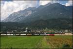 Ein schner Anblick wenn die Strae wenigstens um ca. 18 Lkw´s bei dieser RoLa entlasstet wird…
Eine 1144er(?) rollt mit ihrer RoLa nach Wrgl. Auf dem ersten Niederflurwagen fhrt ein Lkw von FERCAM mit… (FER -> Ferrovie, CAM -> Camion).
