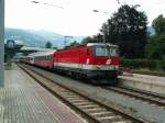 1044 015 am 11.8.05 mit IC 613 Innsbruck-Graz in Zell am See (Bemerkenswert ist der Nahverkehrswagen in rot/grau (2.Wagen) im IC)