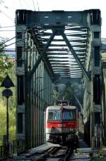 1044 048 mit einem Erlebniszug nach Linz, am 24.04.2010 bei der berquerung des Inns hinter Passau.