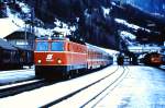 1044.83 beim Halt mit dem Schnellzug Bregenz - Wien Ende der 1970er Jahre im inzwischen velegten Bahnhof von St.