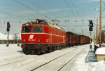 Bei herrlichen Winterwetter durchfhrt die neue 1044.124 mit G-44407 den Bahnhof Wr.Neustadt. Februar 1987