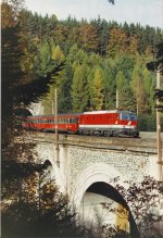 Die neu gelieferte 1044.225 fhrt mit IC-595 ber den Hllgraben-Viadukt vor Eichberg 
Richtung Villach. Oktober 1991