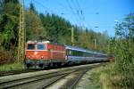 Mit dem legendrem Transalpin (EC 162) nach Basel durchfhrt am 21. Oktober 2002 die blutorangene 1044 037-8 den Bahnhof Hallwang-Elixhausen.