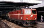 München Hauptbahnhof am 12.6.1987: ÖBB 1044.017 um 19.00 Uhr auf Gl.