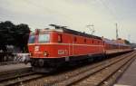ÖBB 1044.098 vor einem Nahverkehrszug nach Innsbruck am 12.9.1987 um 13.57 Uhr im Bahnhof Mittenwald.