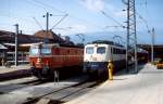 Rendevouz zwischen der DB 140 052-2 und der ÖBB 1044 060-0 Ende der 1980er Jahre im Bahnhof Villach. Wahrscheinlich zur Vermeidung zu langer Standzeit wurde die 140 vor einem innerösterreichischen Regionalzug eingesetzt, der vor der Lok wartende Rangierer wird sie gleich abkuppeln.
