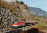 1044 085 mit einem Güterzug am 04.11.2010 bei Jenbach.