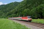 Die Schachbrett 1044 092 war am 05. Mai 2011 mit dem OIC 259 von Wien nach Graz unterwegs, und wurde von mir unweit des Pernegger Stausees fotografiert.

Gleich vier historische Aspekte vereint dieses Bild.
Neben der umgezeichneten und verwortmarkten 1044 092 ist seit dem Fahrplanwechsel 2013/14 die Zuggattung  OIC  Geschichte. Des Weiteren wurden  Loks und Klassen  bis auf den  Emona  und  Coratia  im Fernverkehr nach Wien von den RJ's verdrängt, und auch die Fotostelle am Stausee wird mit den neu gesetzten Masten leider so nicht mehr vorhanden sein. 
