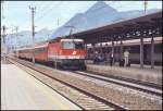 1044 042 rollt im Sommer 2005 mit einem InterCity von Graz nach Innsbruck, in den Bahnhof Jenbach ein.