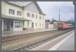 1044 097 rollt im Sommer 2000 mit einer Rollenden Landstrae von Manching zum Brennersee, durch den Bahnhof Kiefersfelden.