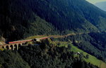 Kurz vor Mallnitz überquert eine 1044 mit einem Schnellzug im September 1998 den Waldmanngraben-Viadukt.