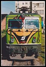 Die erste Werbelok der ÖBB war die  Confetti - Lok  alias 1044 282. Die Kinderkunstlok war sehr bund gestaltet und war vom November 1998 bis April 2000 auf Östereichs Gleisen unterwegs. Als Fotomotiv war sie heiss begehrt.Das Bild zeigt die Frontansicht der Lok und wurde anläßlich einer Fahrzeugschau in Wien Süd am 2.10.1999 fotografiert.