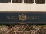 Nostalgie Istanbul Orient Express.
Dieses Wappen mit Beschriftung ist auf beiden Seiten der 1046 024-4 angebracht.
Die Lok steht schon mehrere Monate dort zumindest nach den Aussehen und Zustand der Gleise. 14.04.14 Krefeld HBF