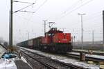 Am 6.1.2025 steht die 1063 013 als Verschubreserve mit einem beladenen Rübenzug im Bahnhof Enns und wartet darauf den Ganzzug für die Fahrt nach Tulln bereitzustellen.