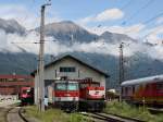 Die 1144 260 und die 1063 043 am 11.06.2009 vor einem kleinen Lokschuppen in Innsbruck.