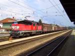 Die 1063 049 stand im Rankweiler Bahnhof am Bahnsteig 2 mit einem Verschubgterzug in Richtung Feldkirch / Nenzing.