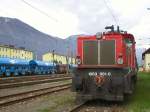 1063 001-0 mit einigen  Salzbaronen  am Abstellgleis (2005-04-25 in Ebensee)