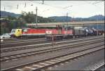 Kleine Lokpaarade in Kufstein. Nachdem die 1063 042 sich an den Holzzug gesetzt hat, wartet sie jetzt auf die Abafahrt nach Wrgel. Auf dem Seitengleis wartet 1144 200 und E189 904 auf weitere Aufgaben.