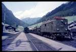 Im Bahnhof Vordernberg wurden die zu Tal gebrachten Erzzge von Zahnrad Dampfloks auf E-Lok umgespannt E 1280 steht abfahrbereit vor einem Erzzug in Richtung Leoben/Donawitz. Sommer 1966 