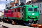 ... die ebenso historische 1110 524-4, ex Studienobjekt FH-Joanneum, an ihrem vorlufig letzten Standort an der Traktion Linz/Donau. Diese Lok, die am 10. Mai 2007 von BB Erlebnisbahn wieder in Betrieb gesetzt, im Juni 2007 aber wegen Ungereimtheiten bei der Untersuchung abgestellt wurde, wartet immer noch auf eine Entscheidung ber ihren Verbleib bzw. weitere Einstze. 