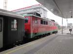 Die mit der Joanneum Werbung versehenen Br 1110 steht am 12.12.09 im Bahnhof Wien Prater