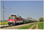 GEG 1110.522 mit dem Wagenbersteller. In Absdorf-Hippersdorf kam zustzlich zu den vier Vierachsern noch der komplette 4010.009 sowie vier weitere Bih-Wagen dazu. Die ersten vier Vierachser gingen nach Passau, der 4010 und die Bih-Wagen nach Ampflwang. Hier kurz nach Tulln, etwa in Hhe von Langenrohr, 24.4.2010.