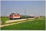 GEG 1110.522 mit dem Wagenbersteller. Hier nochmal kurz nach Trasdorf. Im Hindergrund ist das Kraftwerk Drnrohr erkennbar, 24.4.2010.