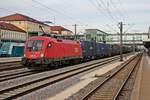 Am 27.08.2015 bespannte 1116 190 einen Containerzug, als sie in RIchtung Norden durch den Hauptbahnhof von Regensburg fuhr.
