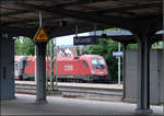 Hinten eine Zugdurchfahrt -

Auf Gleis 8 des Bahnhofes Stuttgart-Bad Cannstatt passiert ein EC-Zug mit Tauri an beiden Enden, hier ein Durchblick zur Schublok. 

Die Aufnahme entstand sehr spontan und war bei einem doch zügig fahrenden Zug gar nicht so einfach. Zug gesehen, Lücke gesucht und zum rechten Moment abgedrückt. Dass er so schön in die beiden Lücken passt, konnte ich vorher gar nicht wissen.

12.07.2017 (M)
