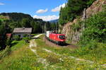 Die 1116 025 der ÖBB befördert einen Taschenwagenzug Bergwärts bei Gries am Brenner am 17.06.17