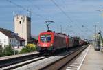 ÖBB 1116 183 (kalt im Schlepp DB 185 307) mit Güterzug bei der Durchfahrt durch den Bahnhof Osterhofen/Ndb. (Strecke Plattling - Passau).
18.08.2017