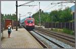 1116 208 rasst mit dem  Westbahn-Star  OEC163  Transalpin  von Buchs (SG) nach Wien Westbahnhof mit 160 Km/h durch Stans b.Schwaz am 17.06.05