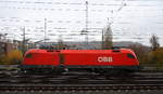 Taurus ÖBB 1116 081  von ÖBB rangiert in Aachen-West. 
Aufgenommen vom Bahnsteig in Aachen-West.
Bei Regenwetter am Nachmittag vom 20.11.2017.