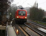 Bei dichtem Schneefall kommt ein Taurus ÖBB 1116 173  Sensi   aus Richtung Aachen-West mit einem Coilzug aus Genk-Goederen(B) nach Linz-Voestalpine(A) und fährt durch Aachen-Schanz in Richtung Aachen-Hbf,Aachen-Rothe-Erde,Stolberg-Hbf(Rheinland)Eschweiler-Hbf,Langerwehe,Düren,Merzenich,Buir,Horrem,Kerpen-Köln-Ehrenfeld,Köln-West,Köln-Süd. Aufgenommen vom Bahnsteig von Aachen-Schanz. 
Bei dichtem Schneefall am Kalten Nachmittag vom 29.12.2017.