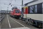 Das Fahrrad wird wohl durch die Elektrifizierung und der damit verbunden Umgestaltung der Bahnanlangen in Lindau auch ueberflüssig...


Die ÖBB 1116 173, statt einer SBB Re 4/4 II, übernimmt in Lindau den EC 194 und das Eingangs erwähnte Fahrrad diente dem DB Rangierarbeiter nach dem Abkuppeln der DB 218 zu einem raschen Transfer zum Ankuppeln der neuen Zuglok.

15. März 2019