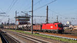 Wels Hbf am 10. Oktober 2018. Ein gemischter Güterzug mit 1116 113-2 durchfährt den Bahnhof gen Osten. 