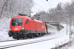 Am 10.01.2019 legt sich 1116 267 mit IC Stuttgart-Zürich oberhalb von Stuttgart-Heslach in die Kurve. 