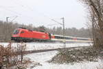 Am 24.01.2019 zieht 1116 162 IC Stuttgart-Zürich über die Stuttgarter Panoramabahn  unterhalb des Wohngebietes Dachswald.